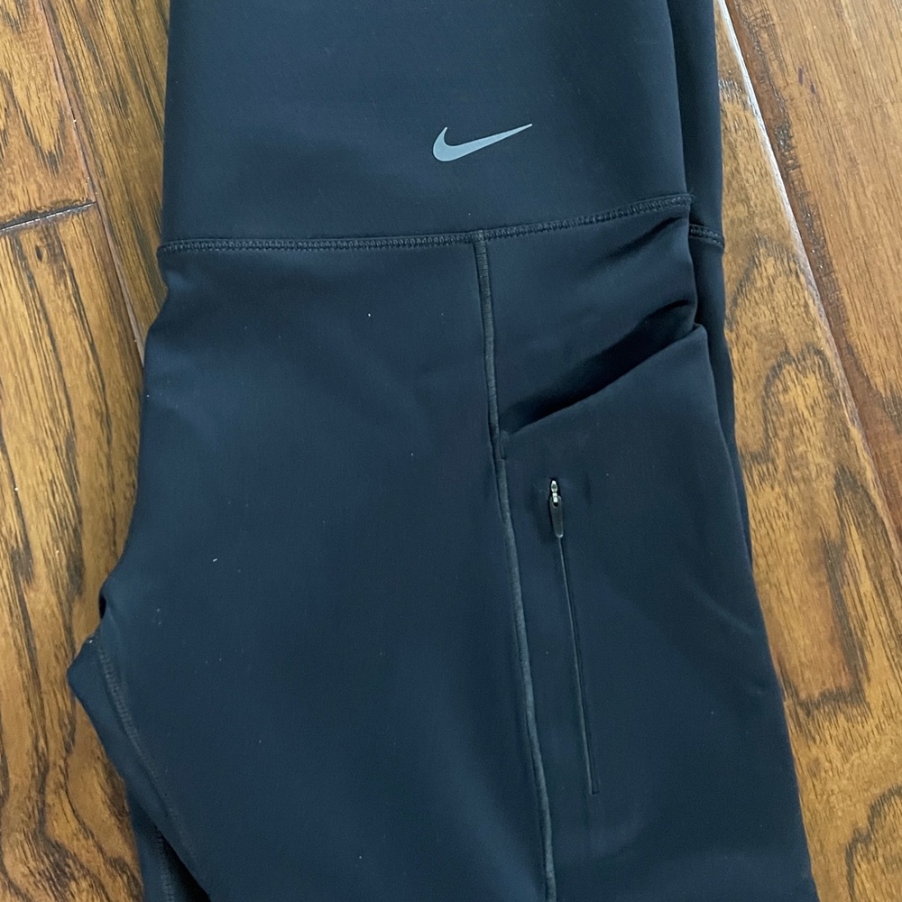Nike women’s Black Athletic Leggings with Tapered Design